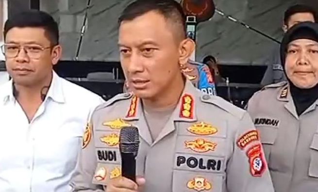 Kapolrestabes Bandung Kombes Pol Budi Sartono  saat memberikan keterang pers terkait insiden bentrokan aparat kepolisian dengan warga Elos Dago.