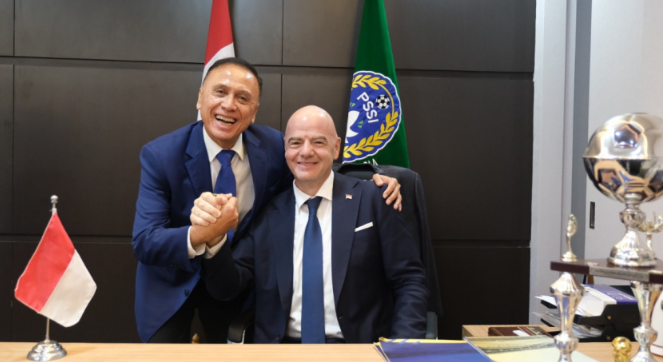Presiden FIFA Gianni Infantino bersama Ketua Umum PSSI Mochamad Iriawan (Iwan Bule). 