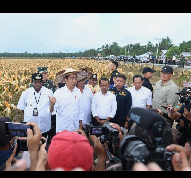 Presiden Jokowi saat menjawab pertanyaan jurnalis usai meninjau ladang jagung Food Estate Zona 9 di Kabupaten Keroom, Provinsi Papua