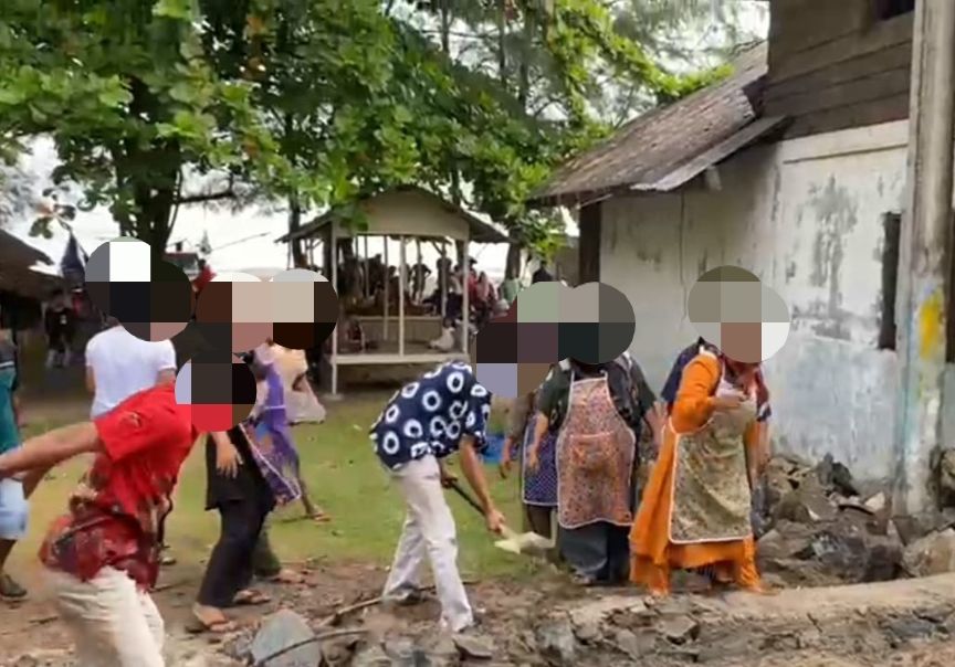 Diduga para pelaku saat merusak pondasi bangunan milik korban Sumarni di Kampung Alai, Nagari Amping Parak, Kecamatan Sutera, Kabupaten Pesisir Selatan (gambar istimewa)