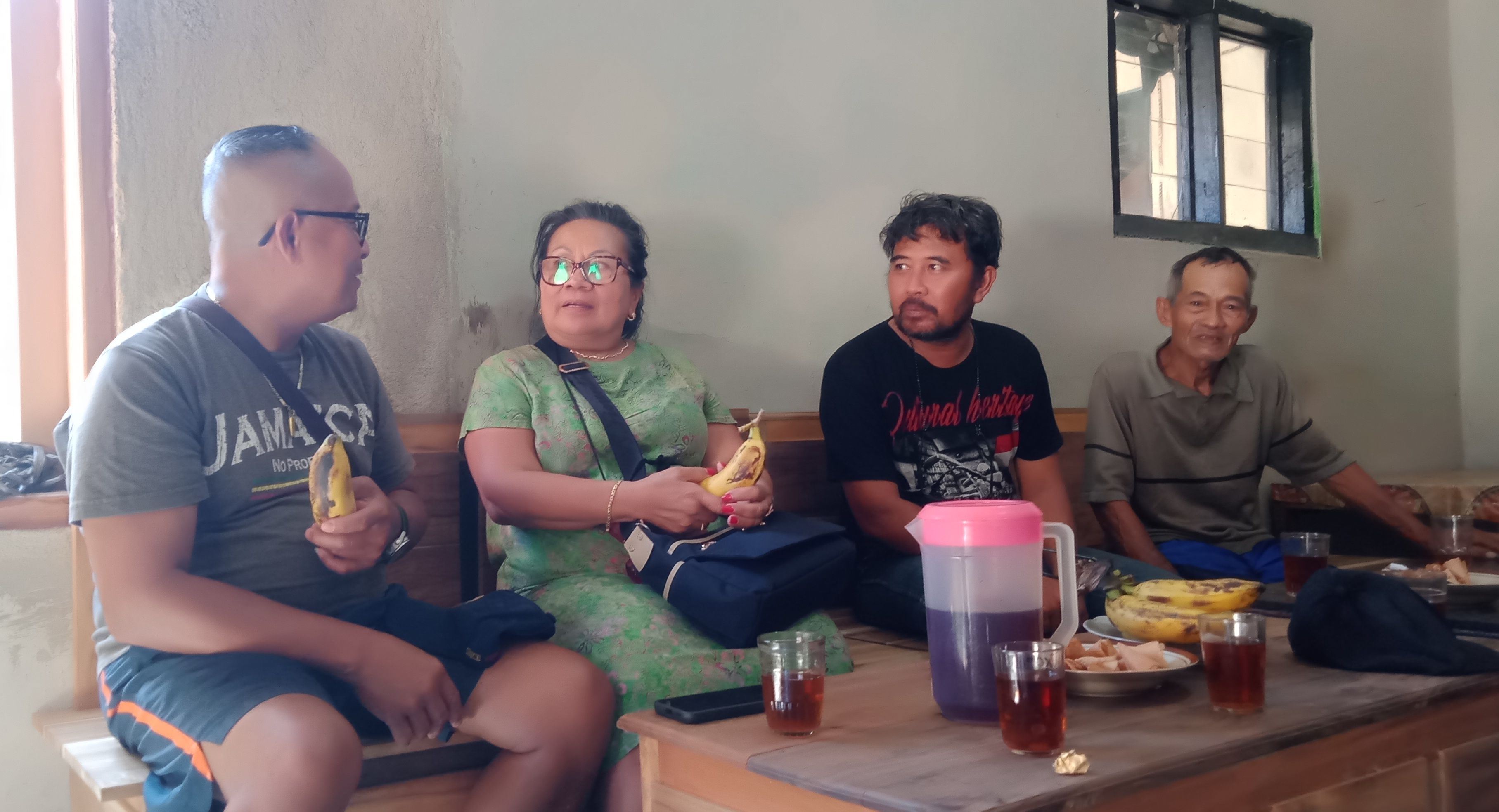 Toemidjan dan istri warga Suriname saat menikmati hidangan (pisang) di rumah Soderi Sapan, Desa Pagak, Purwareja Klampok, Banjarnegara, Jumat 21 Juli 2023