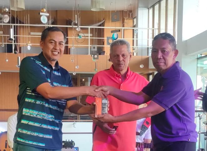 Alwi Hasan (kiri) menerima hadiah pemenang  Best Gross Overall pertandingan golf PGA UNPAD 2022 di Padang golf Dago Heritage 1917 di Bandung.