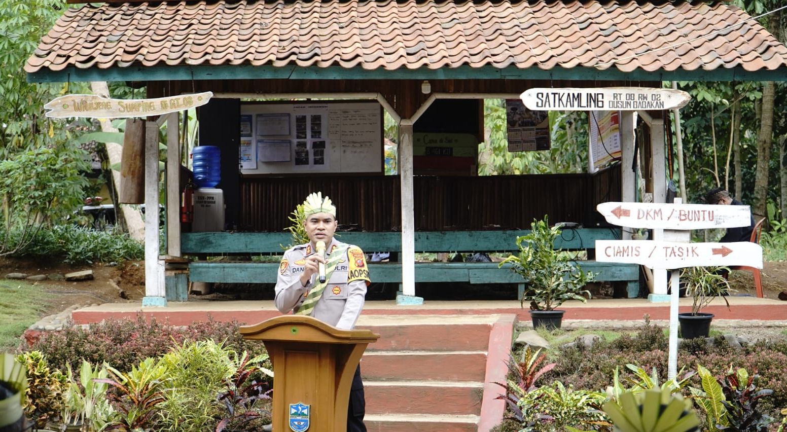 Kapolres Banjar, AKBP Danny Yulianto saat memberikan sambutan dekat Poskamling di Dusun Babakan, RT 08 RW 02, Desa Cibeureum, Kecamatan / Kota Banjar.