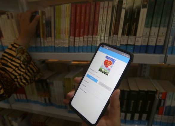 Aplikasi e-Pustaka mempermudah masyarakat untuk mencari buku dan berbagai literatur di perpustakaan.
