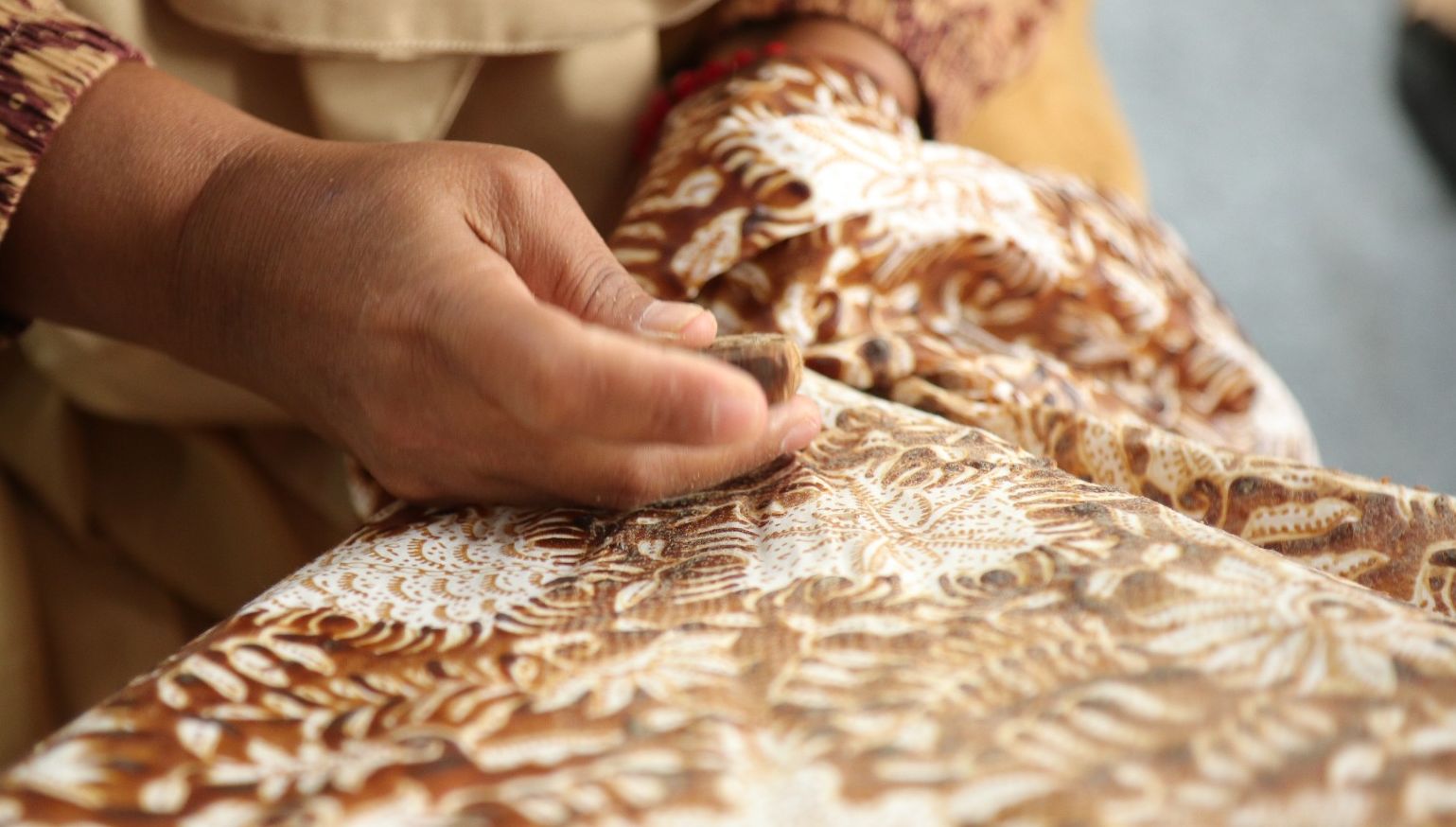 Motif batik complangan menggunakan teknik melubangi kain dengan jarum khusus/