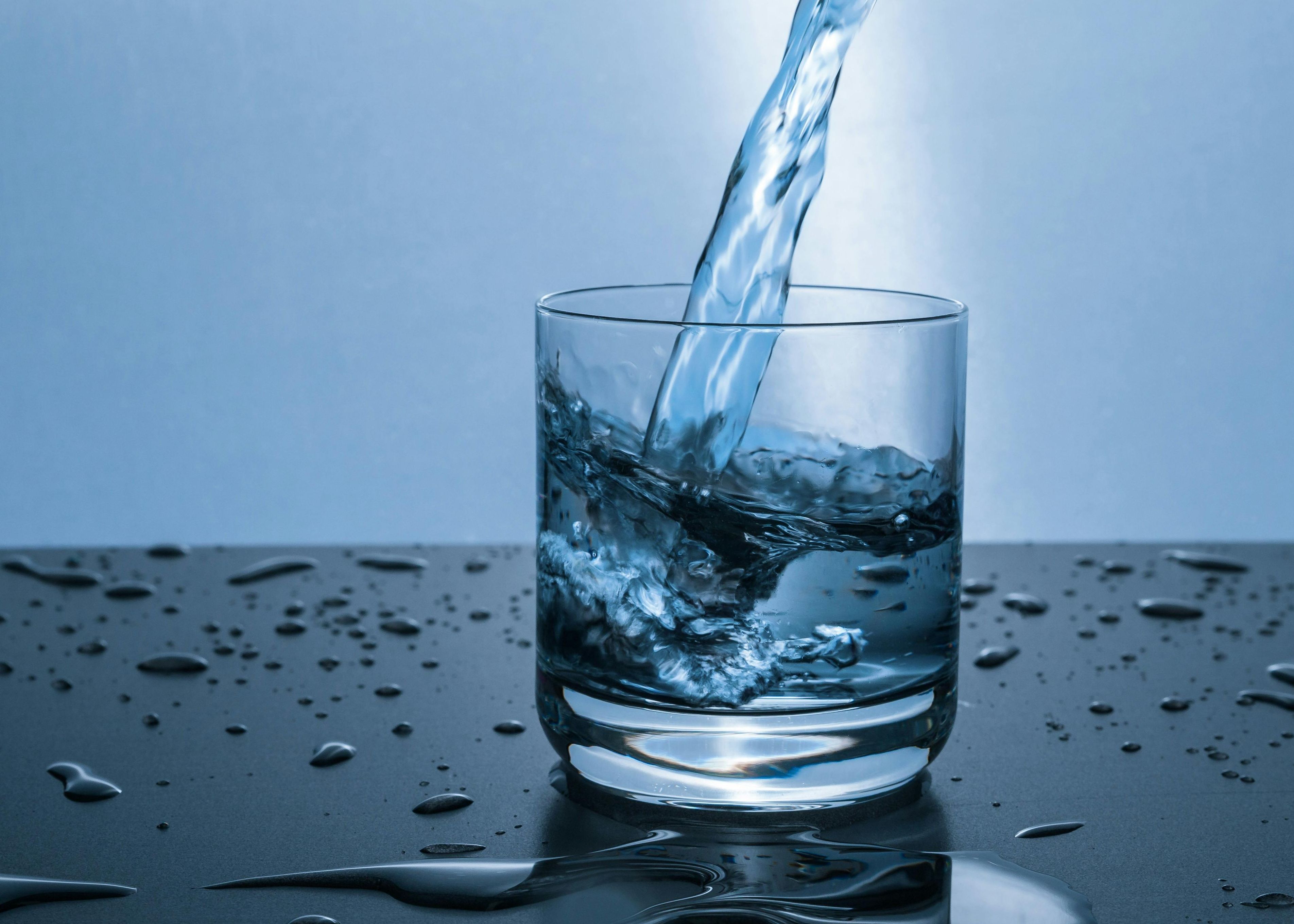 ilustrasi minum air saat berbuka puasa.