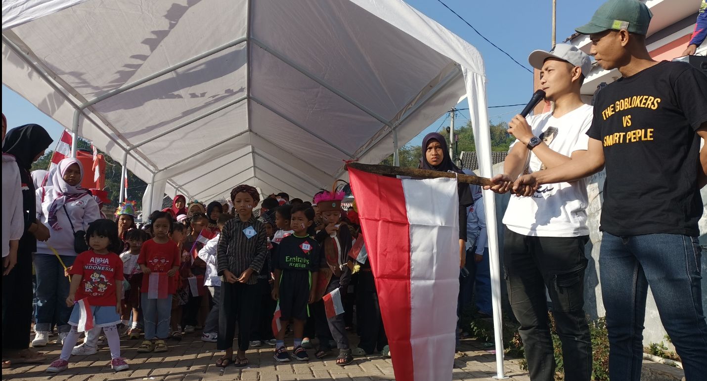 M Yusup Amin dan Deri Husen Abdulah ketua RT 04 dan 05 BSP, desa Bandasari, Kecamatan cangkuang  saat melepas serta karnaval dalam rangka hari kemerdekaan Indonesia ke 78, Kamis 17 Agustus 2023.