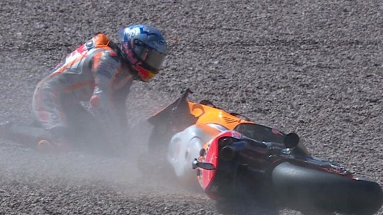 Ilustrasi pembalap Repsol Honda, Pol Espargaro saat terjatuh di sesi FP2 MotoGP Portugal 2023