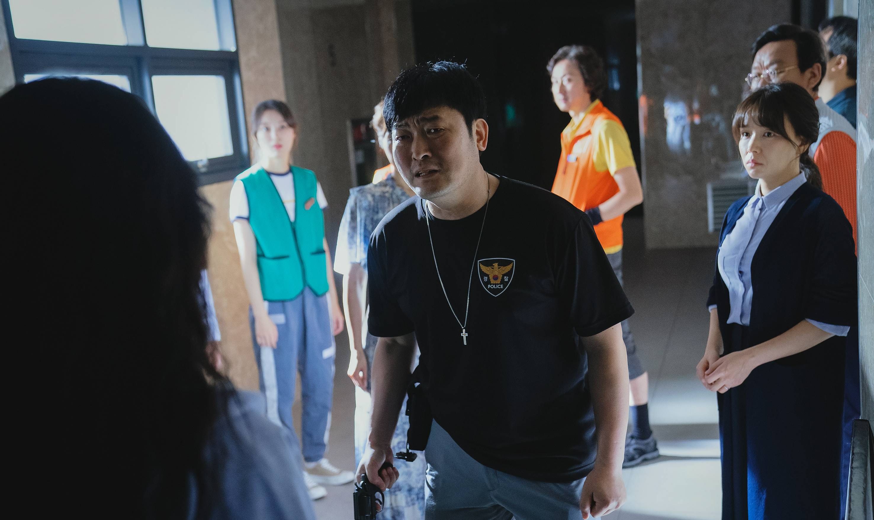 Kim Jung Kook tampak gelisah saat dia memohon pada kedua temannya itu sambil menodongkan pistol. 