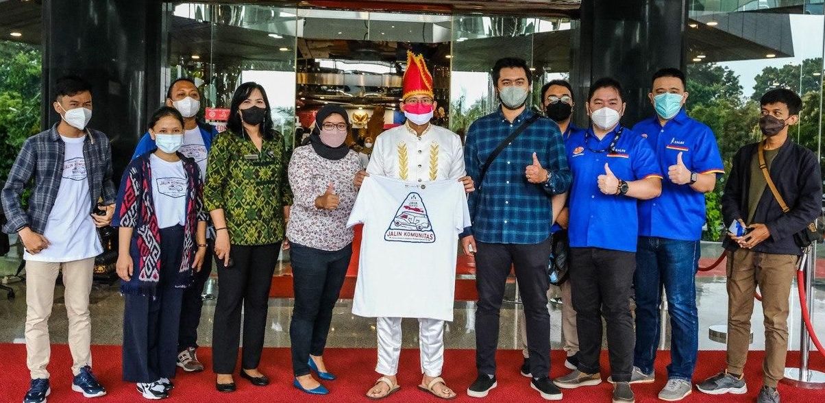 Menparekraf Sandiaga Uno bersama Genpi saat Flag off Series JALIN KOMUNITAS Java Series, di Gedung Sapta Pesona, Jakarta, Selasa 1 Maret 2022.