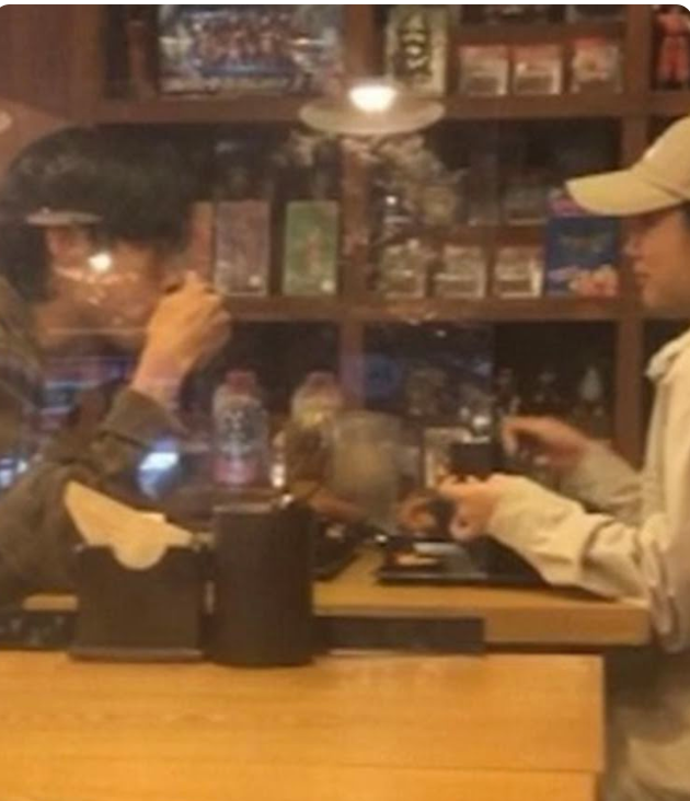 Foto kebersamaan Hyeri dan Ryu Jun Yeol tertangkap kamera sedang berkencan.