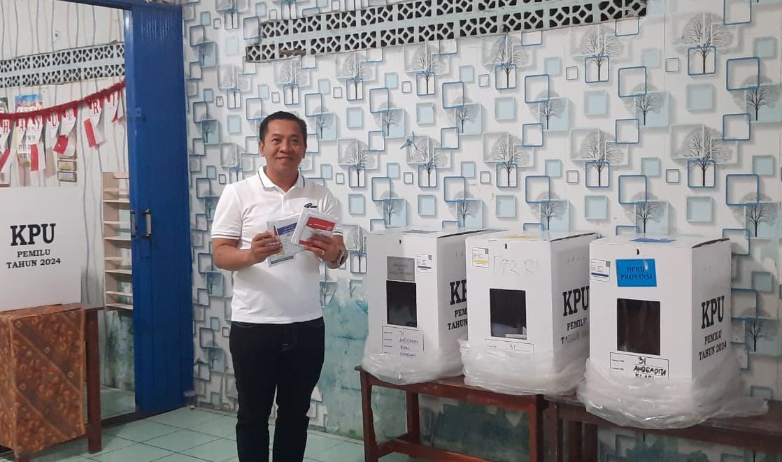 Bupati Karawang memperlihatkan surat suara yang telah dicoblosnya sebelum dimasukan ke kotak suara. 