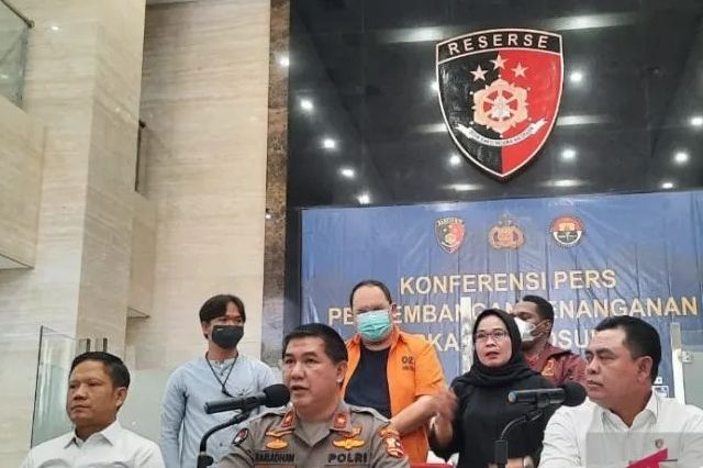 Karopenmas Divisi Humas Polri Brigjen Pol. Ahmad Ramadhan dan Dittipideksus Bareskrim Polri Brigjen Pol. Whisnu Hermawan (tengah) memberikan keterangan pers penahanan tersangka penipuan dan TPPU KSP Indosurya Henry Surya di Bareskrim Mabes Polri, Jakarta, Kamis (16/3/2023). 