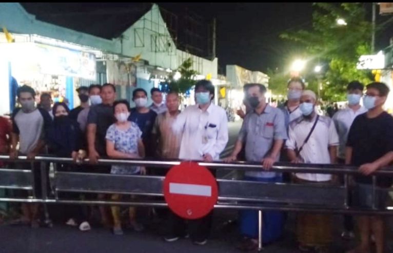 Staf Deputi IV KSP saat bertemu warga Alun-alun Kota Tegal yang ditutup portal
