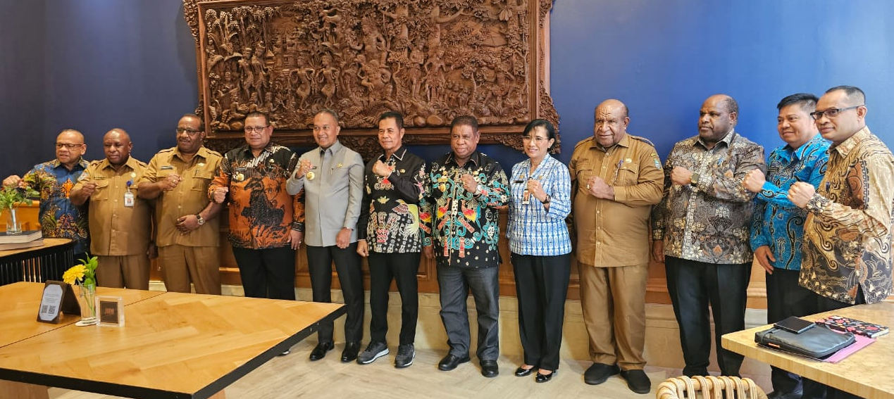 Foto bersama usai pertemuan terbatas seusai Rapat Koordinasi Gubernur se-Indonesia yang dilaksanakan di Jakarta, Selasa, 2 April 2024.