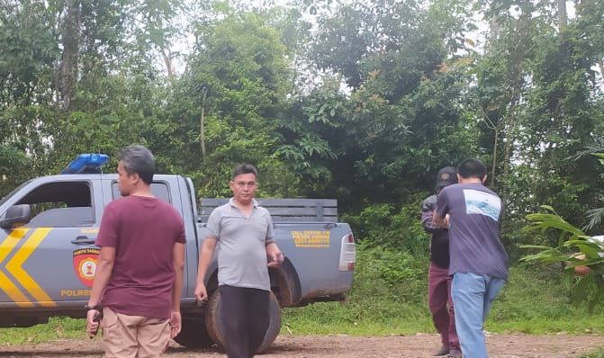 Sejumlah petugas kepolisian beberapa saat setelah melakukan penggerebekan dan ditemukan Cai Chang Pan dalam kondisi gantung diri di Jasing, Bogor.