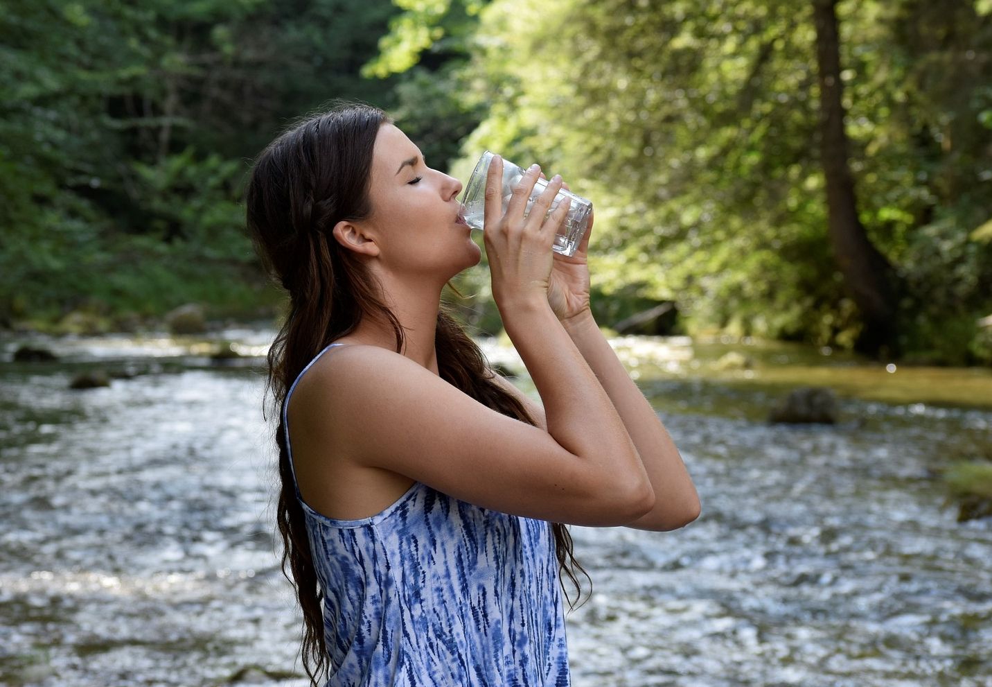 Manfaat minum air putih, bisa cegah flu saat musim hujan. 