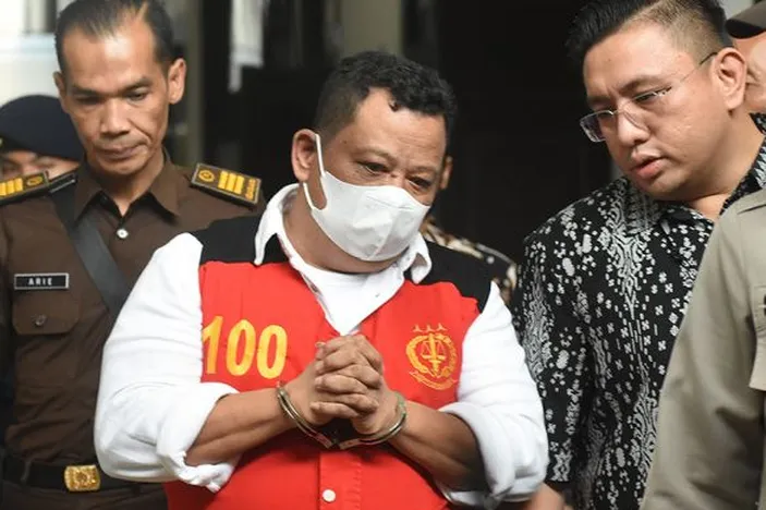 Divonis 15 Tahun Penjara, Kuat Maruf Salam Metal ke Jaksa