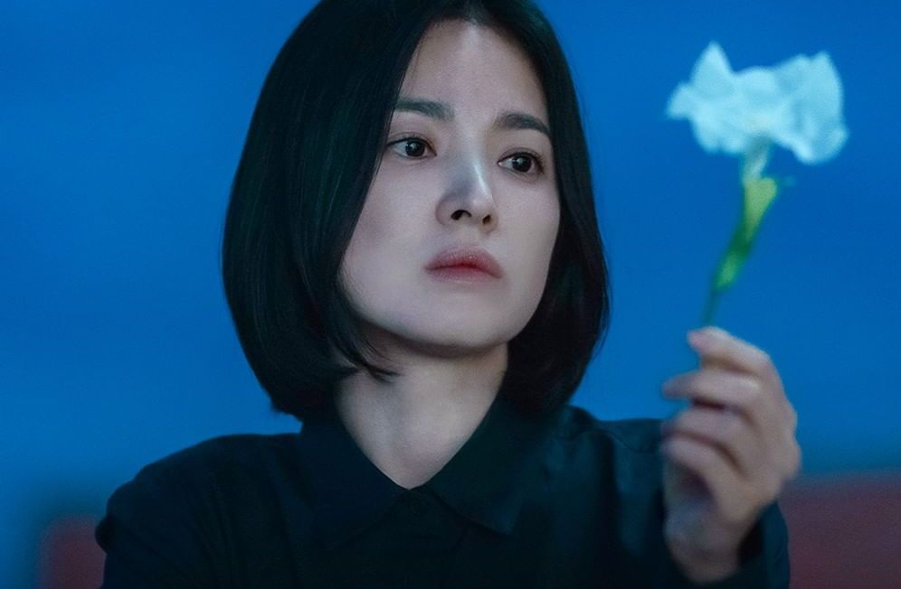 Meski menjadi wajah untuk banyak drama populer, honor Song Hye Kyo masih belum setara dengan pendapatan aktor pria di Korea Selatan. 