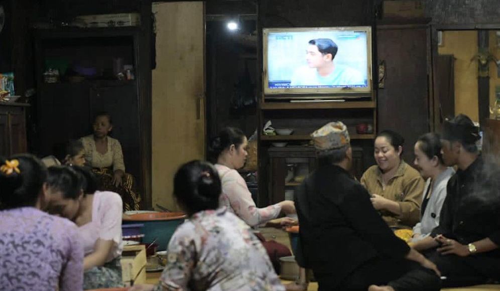 Ridwan Kamil ikut nonton bareng warganya yang sedang menonton sinetron Ikatan Cinta, di Kasepuhan Ciptagelar, Kabupaten Sukabumi.