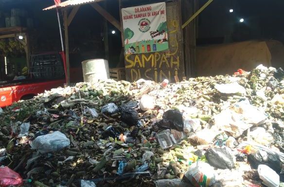 Sampah menumpuk di Pasar Induk Gedebage, Sekda Kota Bandung  Ema Sumarna minta Perumda Pasar segera mengangkut.