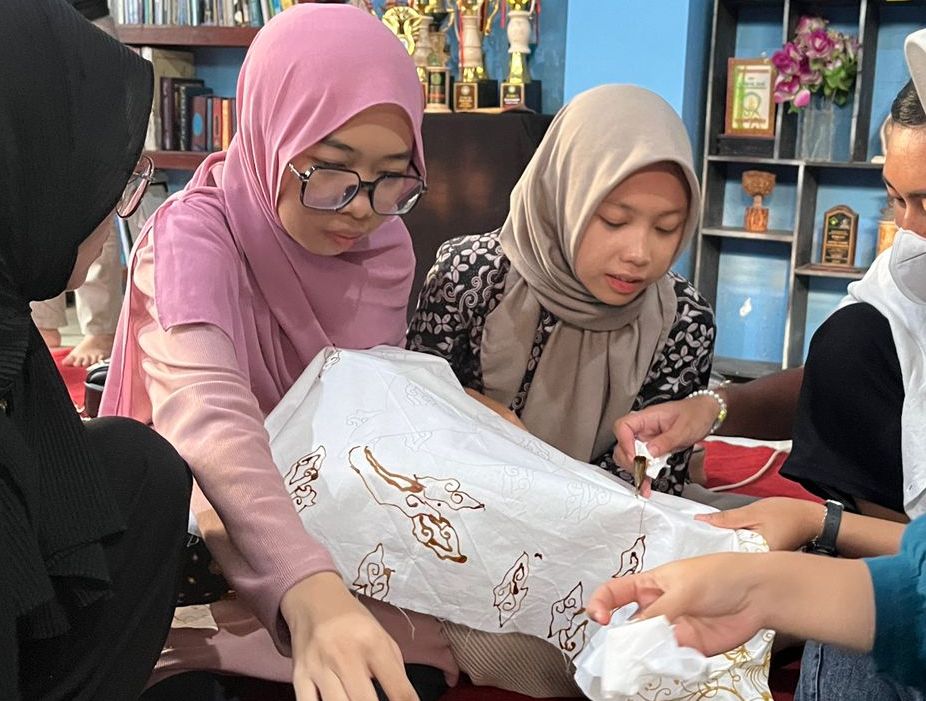 Antusias mahasiswi dalam kegiatan 'ngabatik' yang digelar IPMK Yogyakarta.*
