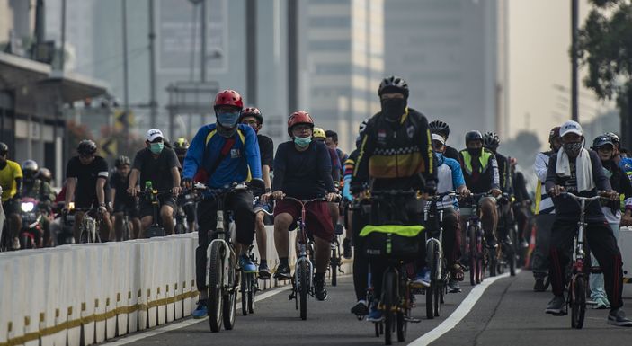 Jalur sepeda permanen di Jalan Sudirman - Thamrin. Harus diketahui Pemprov DKI Jakarta mengalokasikan Rp28 miliar saat membuat jalur sepeda permanen. Hasilnya jalur sepanjang 11,2 kilometer tersebut bisa dimanfaatkan warga yang menjadikan sepada sebagai sarana transportasi.
