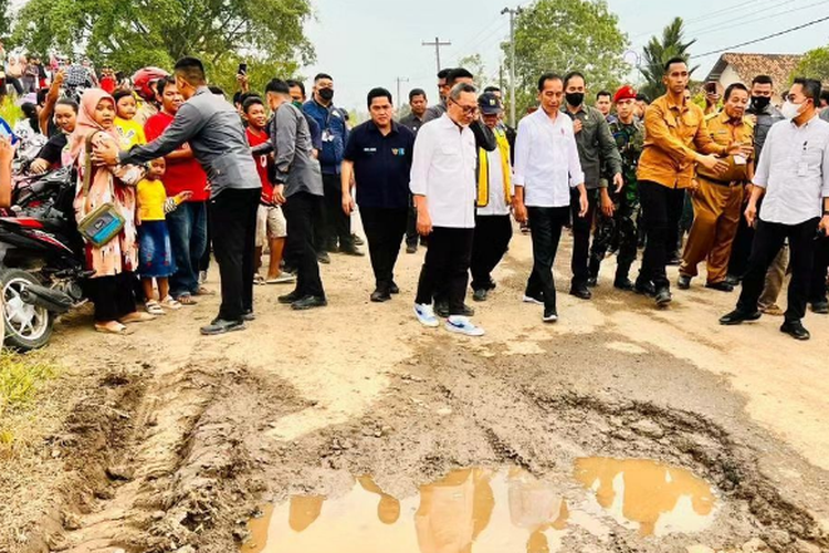 Tinjau Jalan Rusak di Lampung, Jokowi Sempat Ganti Mobil dan Tolak Naik Helikopter