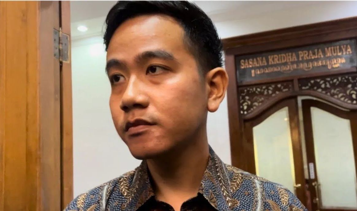 Wali Kota Surakarta Gibran Rakabuming Raka saat memberikan keterangan kepada wartawan di Kota Surakarta, Jawa Tengah, Senin 16 Oktober 2023.