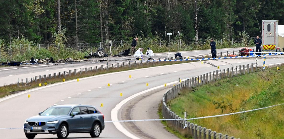 Polisi Swedia melakukan olah tempat kejadian perkara di lokasi kecelakaan yang menewaskan Lars Vilks