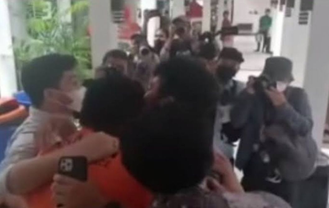 Tangkapan layar, Fico Fachriza Jadi Tersangka Penyalahgunaan Narkoba, Sang Kakak Dekap Si Komika sambil Menangis.