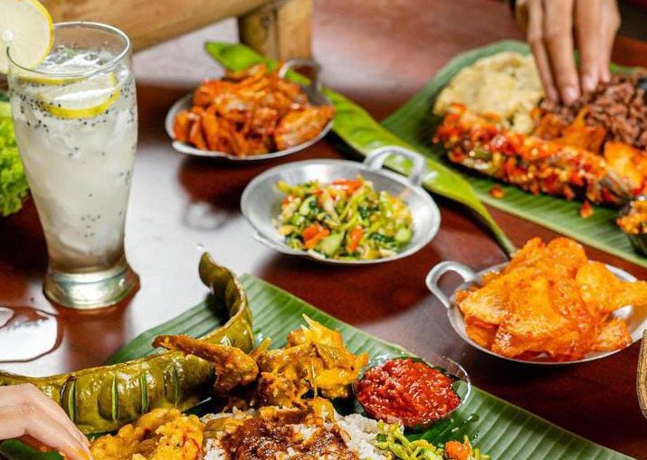 Sajian hidangan di tempat wisata kuliner Alas Daun Resto, Bandung.