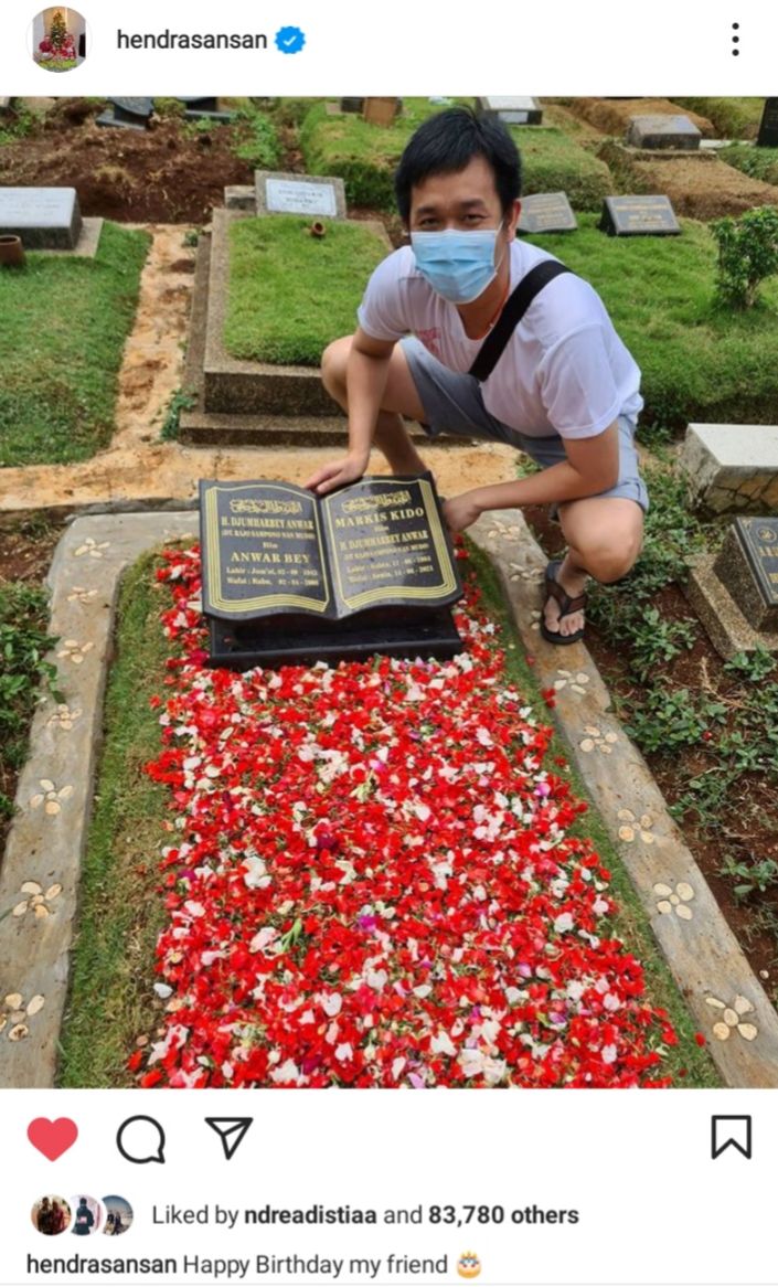 Potret Hendra Setiawan saat mengunjungi makam Markis Kido