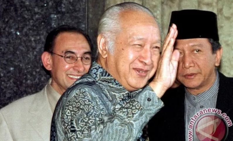 Presiden Soeharto (tengah) salah satu pendiri Partai Golkar.