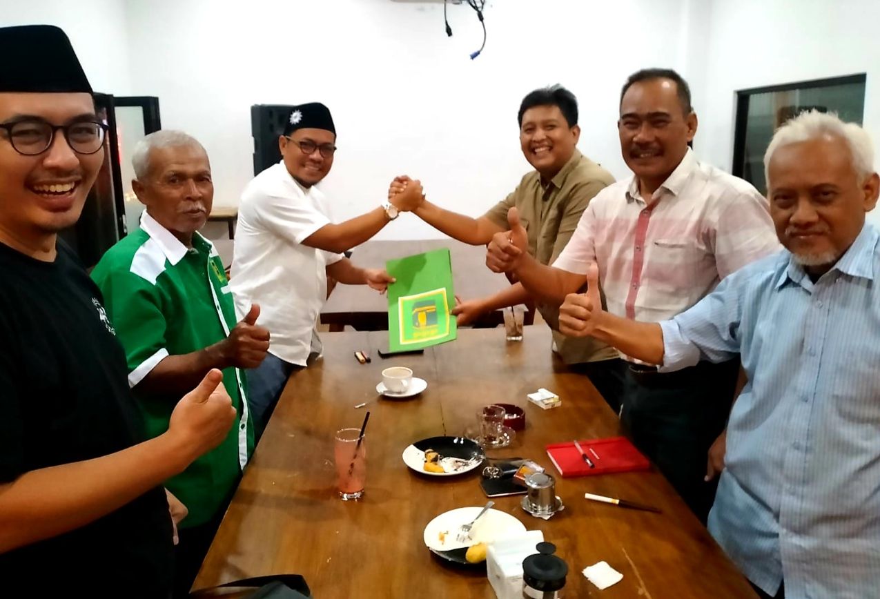 Ketua Desk Pilkada DPC PPP Kota Banjar, Aan Setiana menyerahkan formulir pendaftaran Bacalon Wali Kota - Wakil Wali Kota kepada Sulyanati di Kota Banjar, Selasa (7/5/2024) malam.