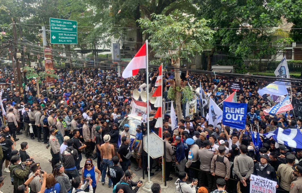 Ribuan Bobotoh telah tiba di kantor Persib, Jalan Sulanjana Kota Bandung, Rabu 10 Agustus 2022.