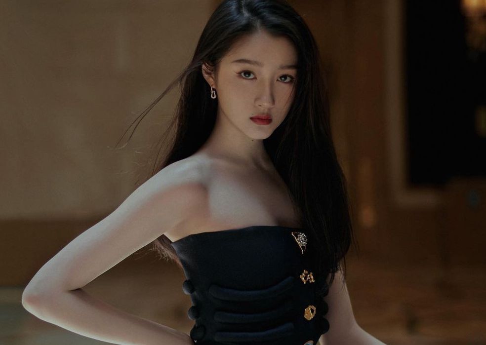 Guan Xiaotong shows off her body goals in a tight dress