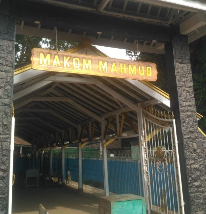 Gerbang menuju Makom  Syekh Abdul Manaf  di Kampung Adat Mahmud  RW 04 ,Desa Mekar Rahayu, Kecamatan Marga Asih, Kabupaten Bandung.