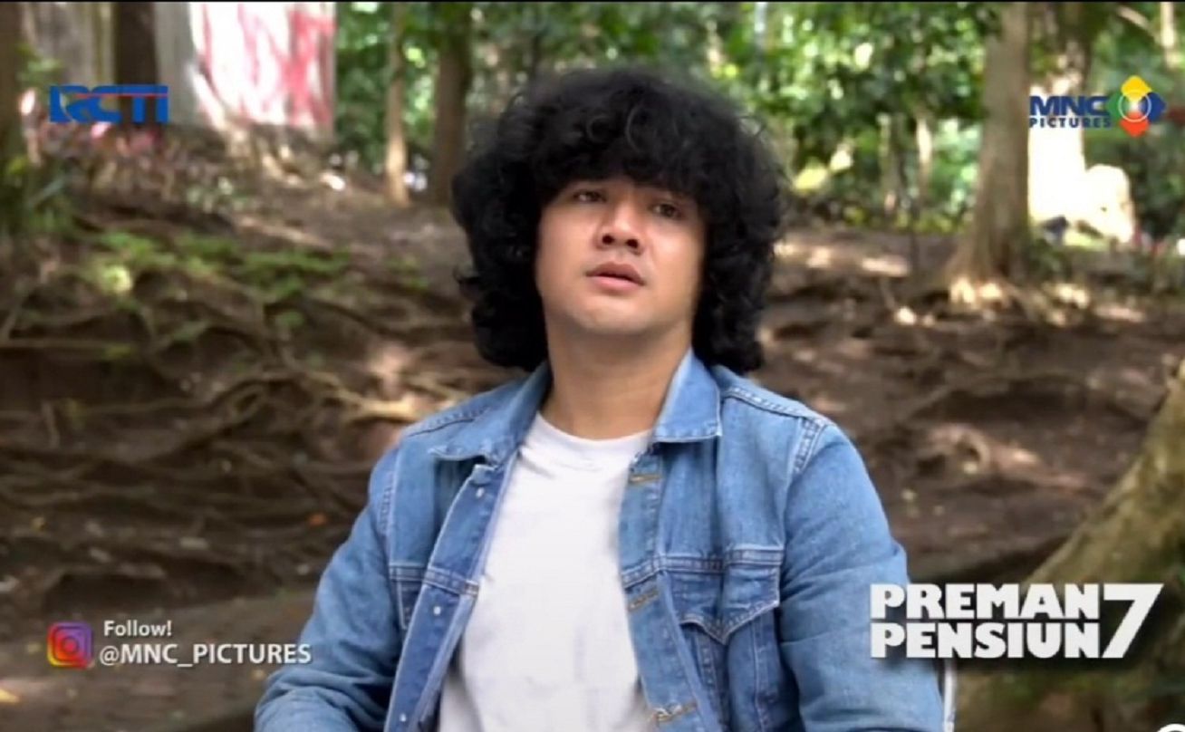 Roy yang flamboyan dan baik kepada setiap orang yang dikenalnya, tak tinggal diam saat mengetahui bahwa Adelia kini dalam ancaman Saep untuk dibongkar identitasnya sebagai pencopet.   