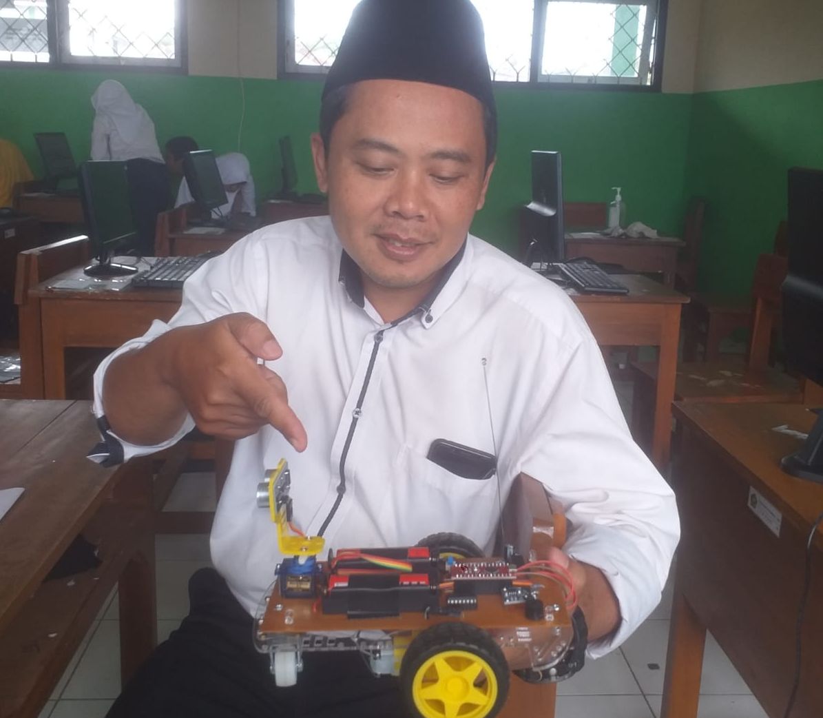 Siswa Madrasah di Banjarnegara Ciptakan Robot Pembasmi Nyamuk
