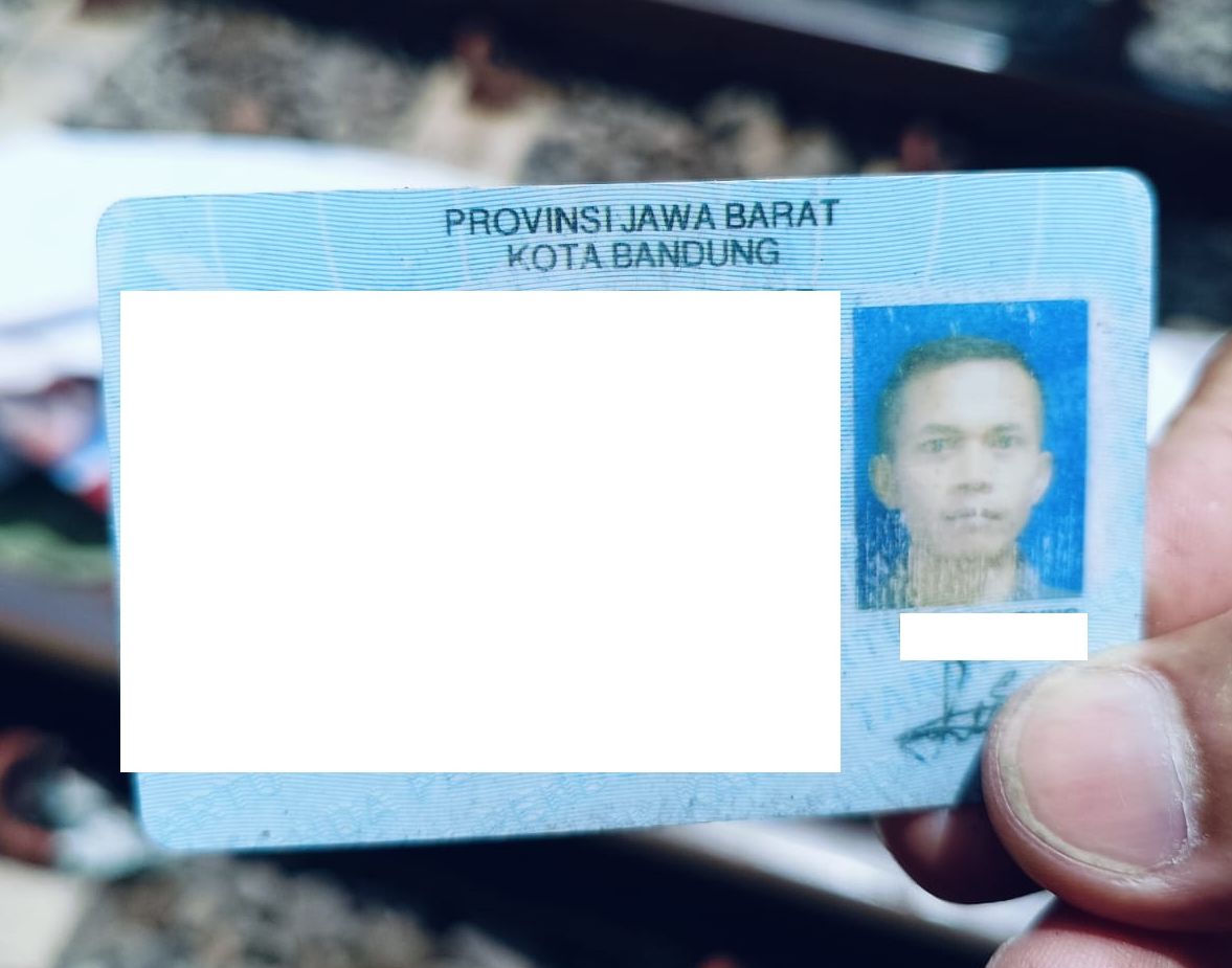 Identitas korban yang meninggal akibat tertabrak kereta api di samping Jalan Jambatan Opat, Kiaracondong, Bandung.