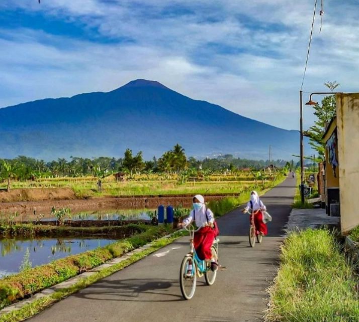 gambar pemandangan gunung yang indah