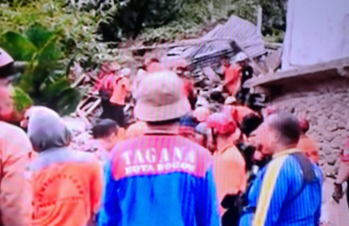 Tim SAR evakuasi korban longsor di Kelurahan Empang Bogor Jabar/tangkap layar/youtube@metrotv/