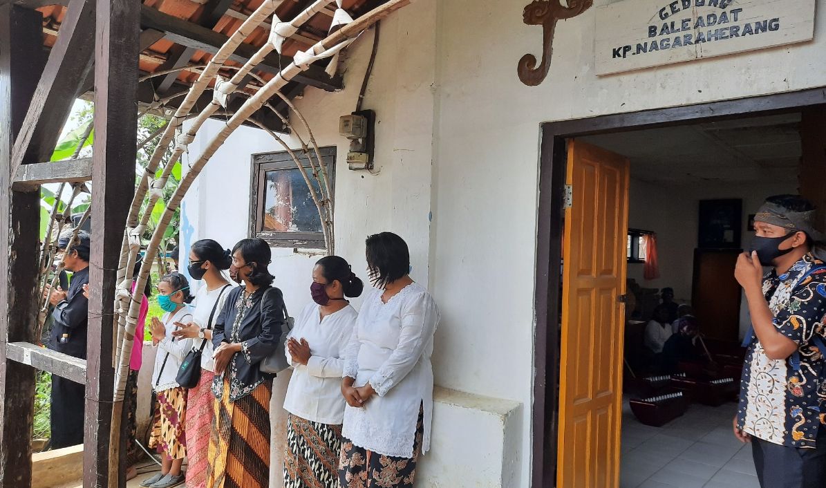 Para perempuan (kiri) dari keluarga pengikut Adat Karuhun Urang (Akur) Sunda Wiwitan Nagaraherang Ciawi Tasikmalaya menyambut kunjungan Bupati Ade Sugianto di Gedung Balai Adat Akur Sunda Wiwitan di Kampung Nagaraherang, Kecamatan Sukahening, Kabupaten Tasikmalaya, 2020 lalu.