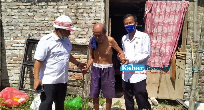 Kepala Desa (Kades) bersama Kepala Dusun (Kadus) Desa Sambimulyo mengecek bedah rumah milik warga /Kabar Besuki.