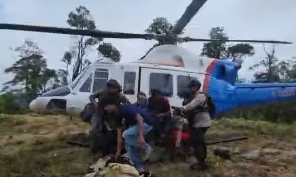 Penyelamatan 15 Pekerja Oleh Tim Gabungan di Distrik paro nduga, Menggunakan Helikopter. 