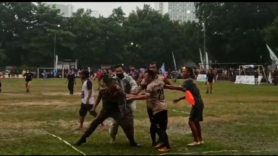 Tangkap layar video viral laga sepak bola antar OPD Tangsel diwarnai kericuhan,  ada pemain lepaskan tendangan kung fu