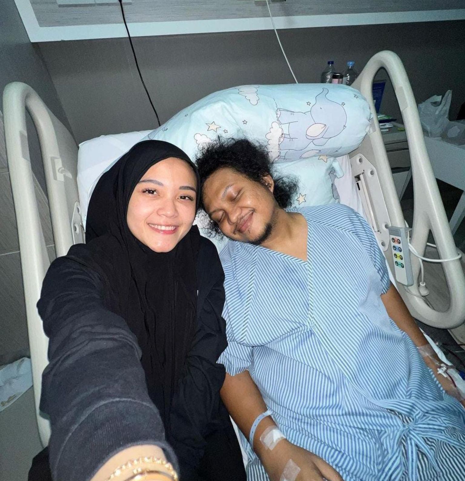 Babe Cabita berfoto bersama sang istri saat sedang menjalani perawatan di RS. 