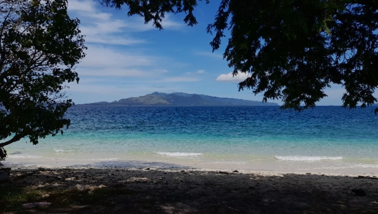 Tampak suasana pantai yang masih sangat alami dihiasi pepohonan yang rimbun dan berhadapan langsung dengan Pulau Solor, sungguh memanjakan mata para pengunjung