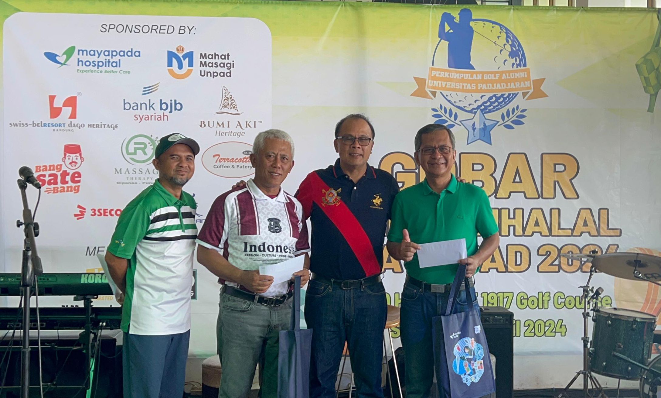 Ketua PGa UNPAd Tendy Suwarman Bersama pemenang pertandingan gobar Halal Bihalal PGA UNPAD.